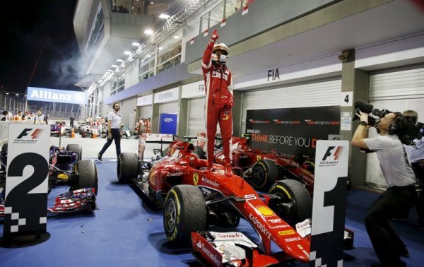 Vettel slavi trijumf u Singapuru