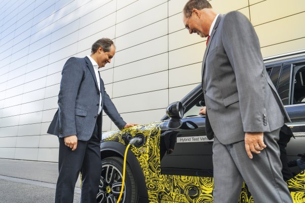 Punjenje baterije plug-in hibridnog Minija električnom energijom Mini