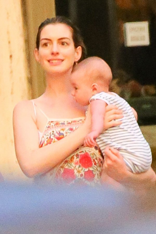 Anne Hathaway sa sinčićem Jonathanom