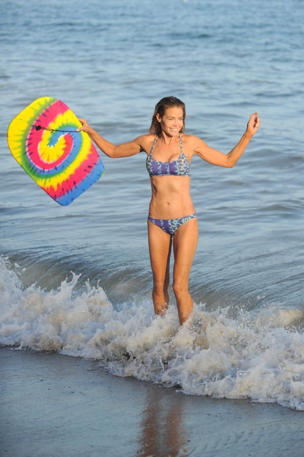 Denise Richards u bikiniju (1)