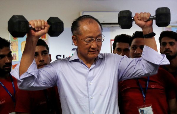 Jim Yong Kim, predsjednik Svjetske banke rekao je kako ga veseli Romerova duboka posvećenost u borbi protiv siromaštva; Reuters