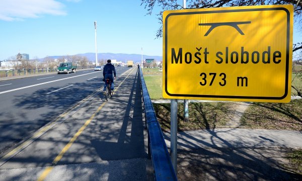 Na novoj je tabli Most slobode već preimenovan  