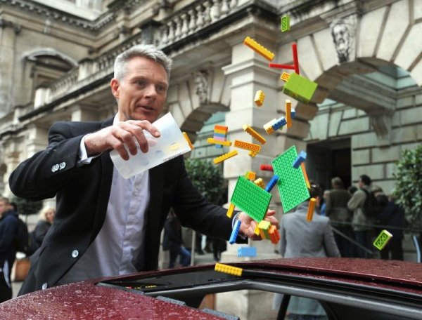 Tim Marlow, umjetnički direktor Kraljevske umjetničke akademije u Londonu donira Lego kockice Weiweiju Pixsell