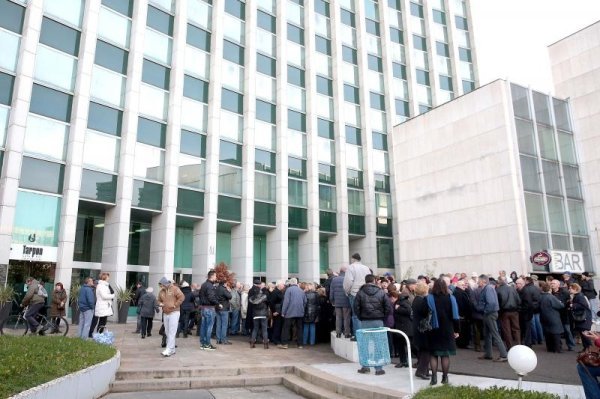 Štediše Ljubljanske banke u redovima čekaju na podnošenje zahtjeva za svoju deviznu štednju (1)