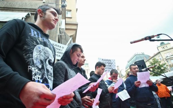 Performans predizbornog skupa inicijative,  DNO - desnica novih obećanja