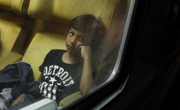 Nakon sto je Madjarska jucer podignula zid na granici sa Srbijom, sirijske izbjeglice i po mraku kroz polje pokusavaju uci u Republiku Hrvatsku, odakle zele nastaviti prema zemljama zapadne Europe. Nakon obrade u policijskoj postaji prepraceni su na zelje