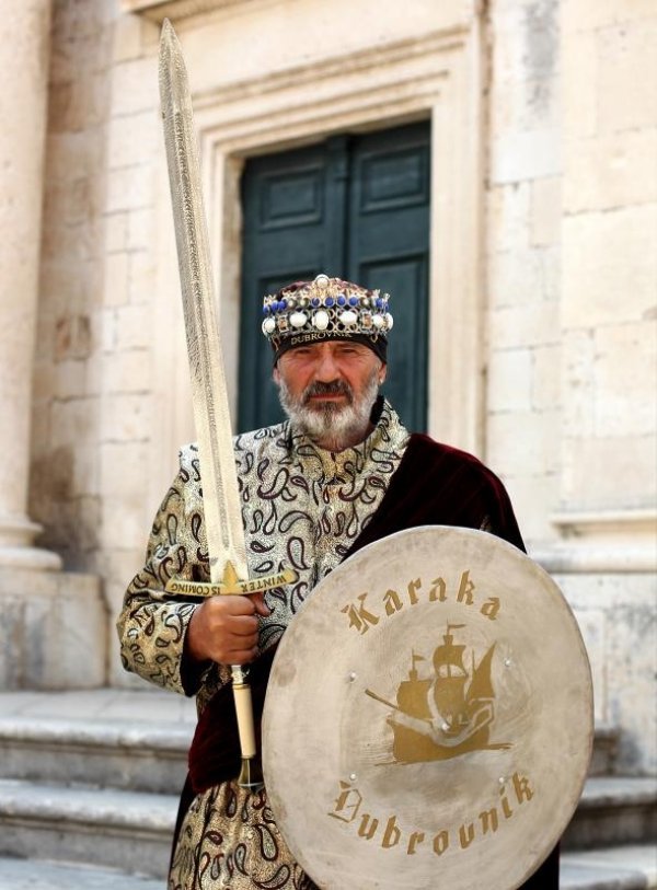 Otac Ive Jerković animira turiste u Dubrovniku u kostimu kralja Joffreyja iz serije Igra prijestolja (1)