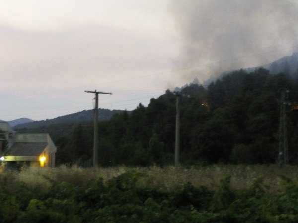 Vatra se opasno približava trafostanici, mještani ostali posve sami tportal.hr