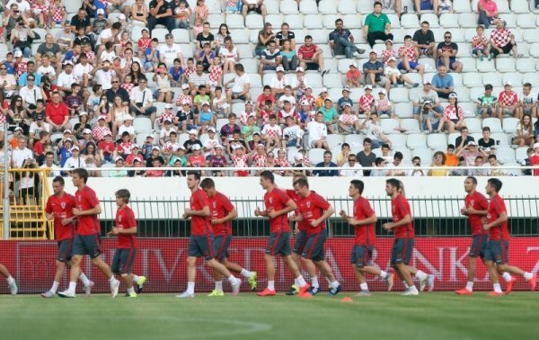 Igrači pred malim navijačima, a dočekao ih je i transparent