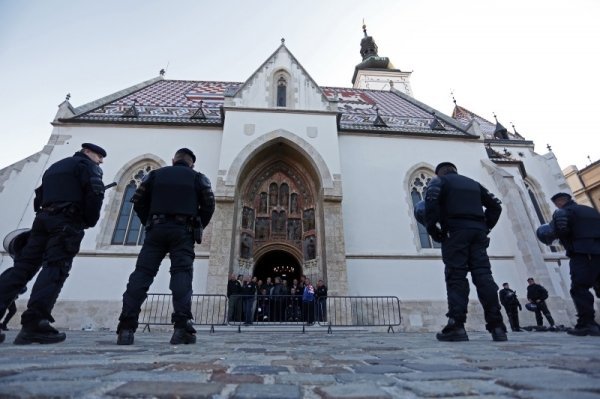 Branitelji u crkvi, policija ispred crkve