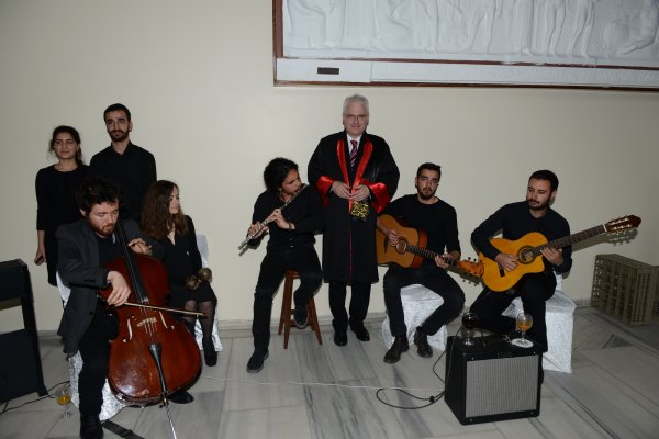 Ivo Josipović s turskim studentskim ansamblom 