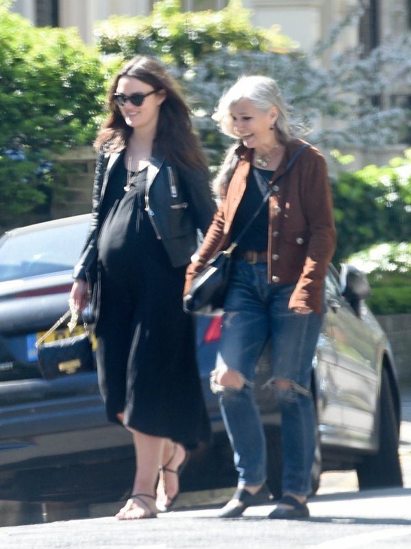 Trudna glumica Keira Knightley s majkom sherman u šetnji Londonom  
