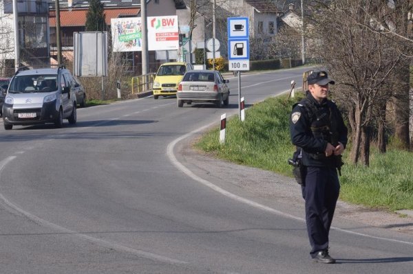 Policajci naoružanim automatskim oružjem kontrolirali vozila (1)