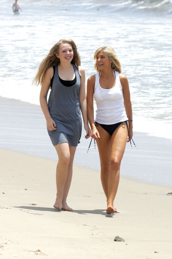 Tiffany s majkom Marlom an plaži Malibu 2008.