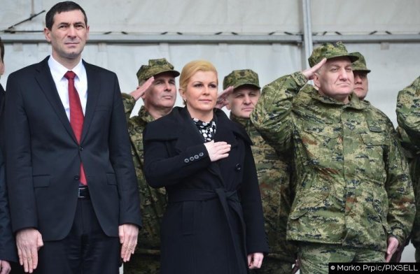 Kolinda Grabar Kitarović s hrvatskim vojnicima (11)