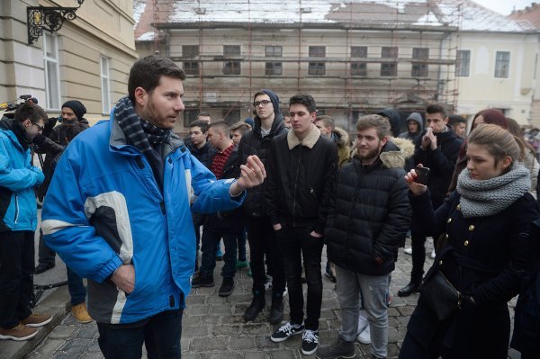 Ivan Pernar održao jednosatno predavanje srednjoškolcima ispred Hrvatskog sabora 01