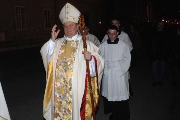 Bjelovar, Građani Božić dočekali na polnoćki ispred katedrale sv. Terezije Avilske (1)