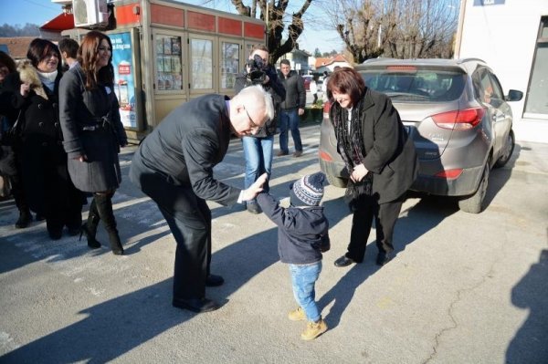 I Josipović se rado slika s djecom, no to bi u kampanji trebao izbjegavati 