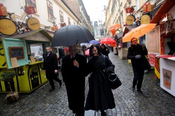 Josipović i Holy u električnom automobilu
