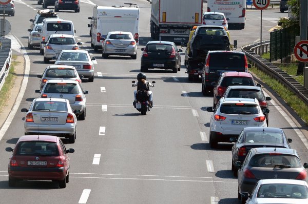 Kolona automobila na naplatnim kucicama Lucko (1)
