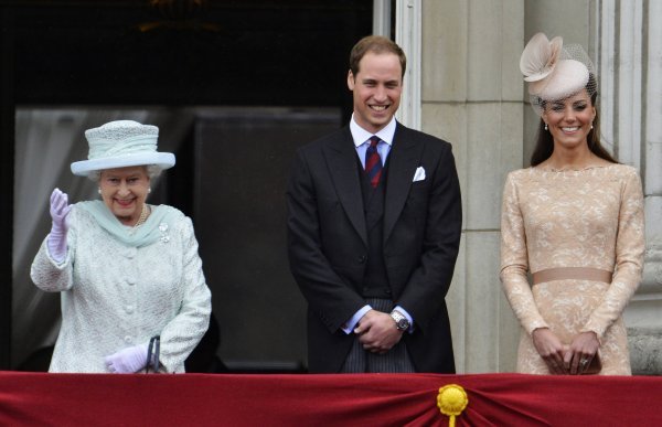 Kraljica Elizabeta, princ William i Kate Middleton