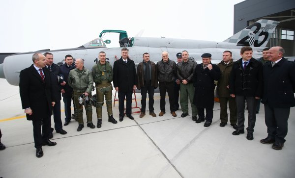 Premijer s ministrima Krstičevićem i Marićem u posjetu Vojarni na Plesu (2)