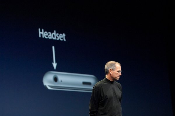 Steve Jobs predstavlja prvi iPhone, uz (tada) vrlo bitan 3,5-milimetarski audio priključak Profimedia