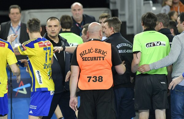 Rukometaši Celja okružili suce