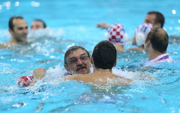 Ratko Rudić slavi s igračima olimpijsko zlato u Londonu 2012.