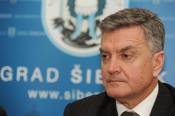 Šibenski gradonačelnik Željko Burić:'Mi tu ne možemo napraviti ništa jer su stanovi vlasništvo TLM-a. Za 43 obitelji to je jako teška priča jer se u toj situaciji nisu našli svojom krivicom...'