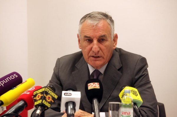 Dubrovačko-neretvanski župan Nikola Dobroslavić izjavio je kako je potrebno upozoriti javnost s ugrozom od epidemije ospica te s posljedicama eventualne epidemije i na nedovoljnu pripremljenost za ugrozu