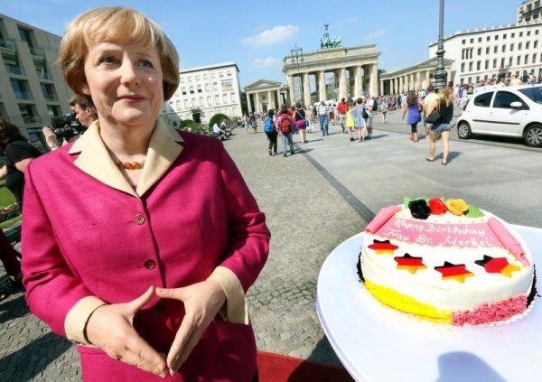 Voštana Angela Merkel s rođendanskom tortom