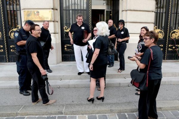 Stožer za obranu Vukovara pred Saborom (1)