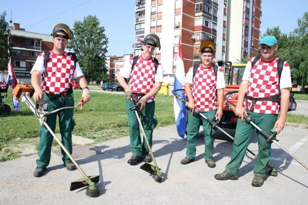 Radnici Zelenila uoči utakmice na posao došli u navijačkim majcama (1)