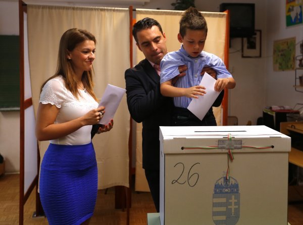 Gabor Vona, predsjednik Jobbika, sa suprugom Krisztinom i sinom Benedekom Reuters