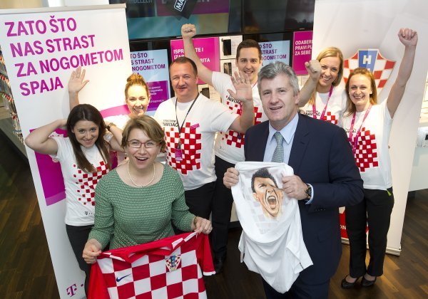 Nataša Rapaić i Davor Šuker s navijačkim rekvizitima T-HT