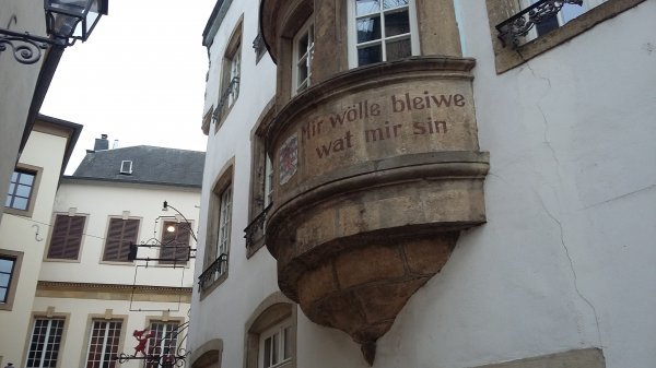 Želimo ostati ono što jesmo - moto države Luksemburg na fasadi zgrade