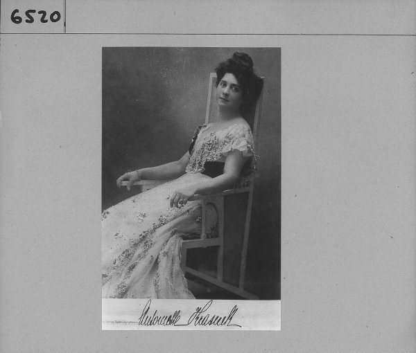 Antonija Krasnik u naslonjaču, umjetnica koja se afirmirala u Beču