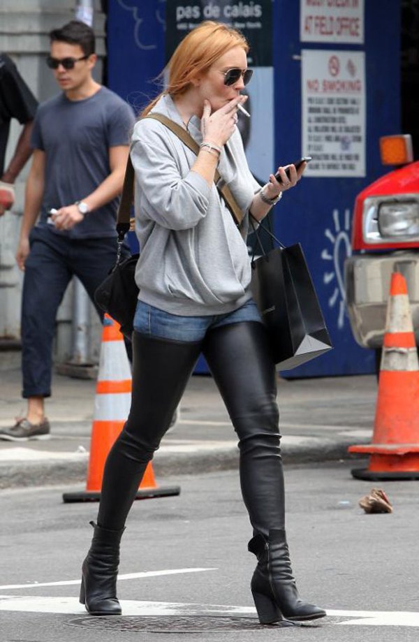 Lindsay Lohan šeće s cigaretom (1)
