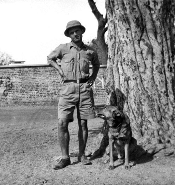 Mate Svjetski na putovanju jugistočnom Azijom, odjeven kako priliči istraživačima, s plutenim šeširom za tropska područja i s vjernim  sudrugom Globusom