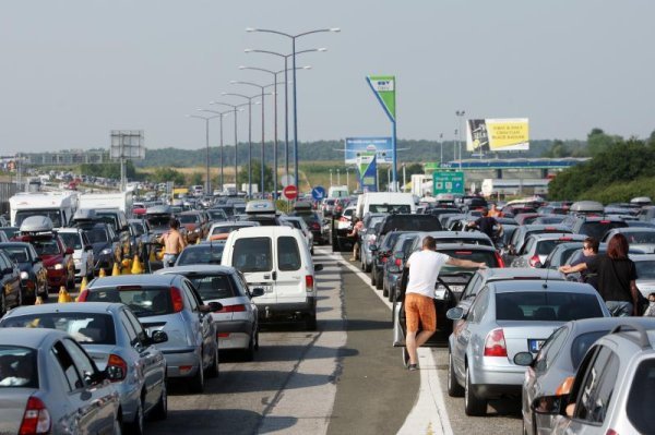 Kolona na autocesti, smjena turista