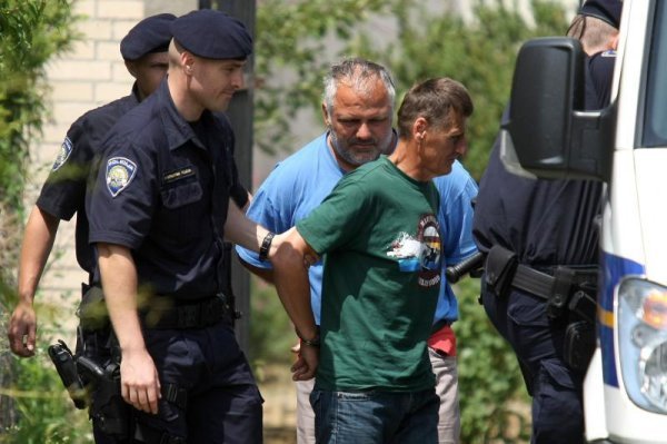 Privođenje osumnjičenih iz sela Trpinje za ratni zločin počinjen nad Hrvatima 1991.  01