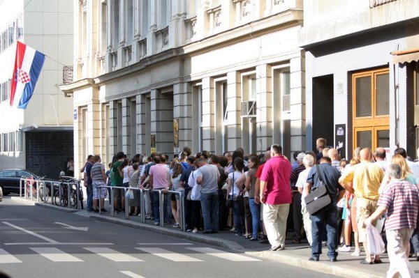 Velike gužve ispred PU zagrebačke zbog izdavanja novih osobnih iskaznica (1)