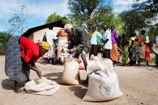 U sjeverozapadnom dijelu Kenije gdje vlada najveća glad, dijeli se hrana siromašnima