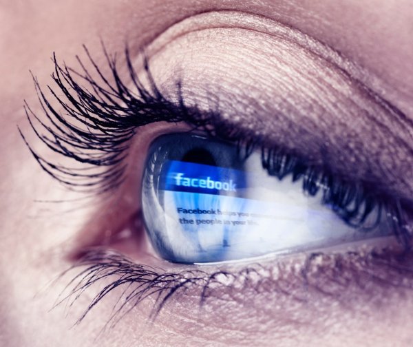 žena djevojka oko facebook
