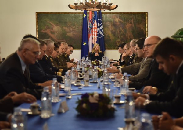 Predsjednica Kolinda Grabar-Kitarović sastala se s ministrom obrane i vojnim vrhom Ured predsjednice RH