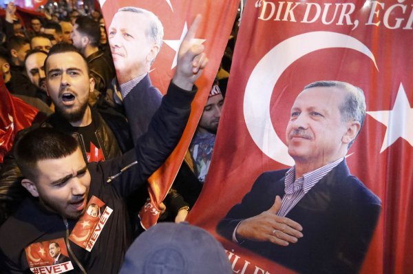 Prosvjednici u Rotterdamu nose Erdoganove slike