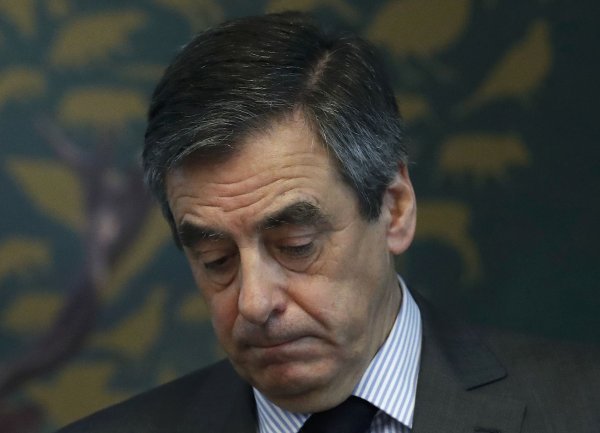 Kandidat republikanaca Francois Fillon veliki je gubitnik predsjedničkih izbora, a prema anketama ista sudbina čeka i stranku