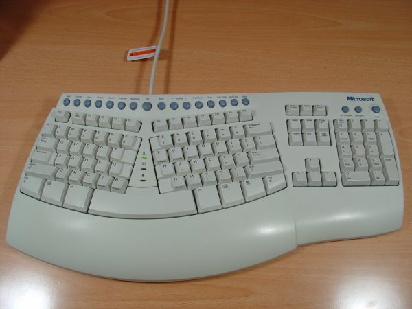 Microsoftova linija Natural Keyboard jedna je od najpopularnijih ergonomskih tipkovnica. Na slici je model iz 1999. godine