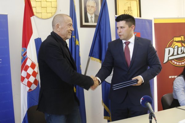 Ivica Pivac-direktor MIP Pivac i Ante Pranić-gradonačelnik Vrgorca pri potpisivanju ugovor